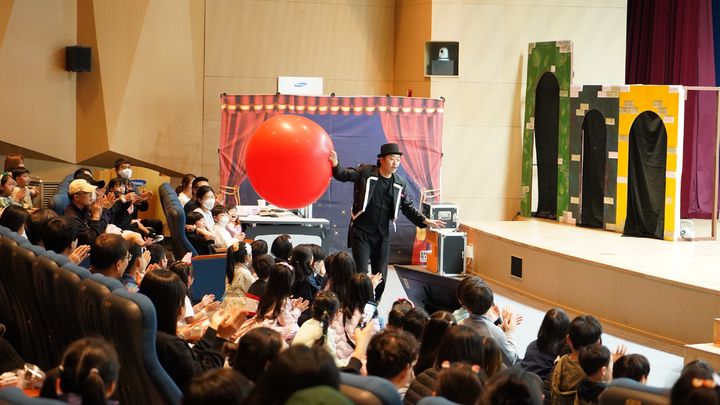 [서울=뉴시스]삼성전기 어린이날 초청행사에서 임직원들이 가족과 공연을 관람하고 있다. (사진 = 삼성전기) 2024.05.02. photo@newsis.com *재판매 및 DB 금지