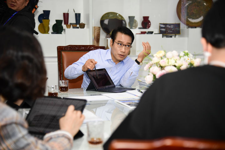 2일 남원시청에서 열린 '남원시 공공산후조리원 실시설계용역 최종보고회', 최경식 시장이 산후조리원 시설에 대한 질문을 하고 있다. *재판매 및 DB 금지