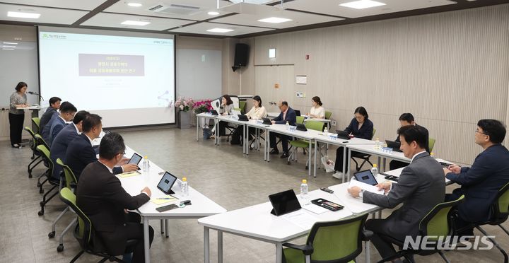 [광명=뉴시스] 광명시는 2일 평생학습원에서 ‘공동주택의 마을공동체 활성화 방안 연구용역 최종보고회’를 개최했다.(사진=광명시 제공)2024.05.02.photo@newsis.com