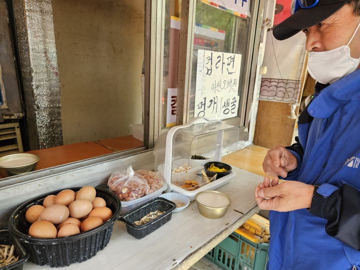 [서울=뉴시스]오정우 기자 = 서울 종로구 탑골공원 부자촌에서 1000원짜리 잔술을 마시는 이병희씨. 2024.05.02.friend@newsis.com *재판매 및 DB 금지