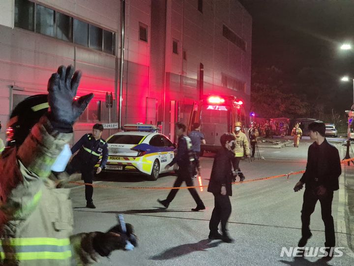 [전주=뉴시스] 김얼 기자 = 전주리사이클링센터에서 원인불명의 가스 폭발사고가 발생한 2일 전북 전주시 전주리사이클링센터에서 경찰과 소방관들이 통제된 사고현장에서 분주하게 움직이고 있다. 2024.05.02. pmkeul@newsis.com