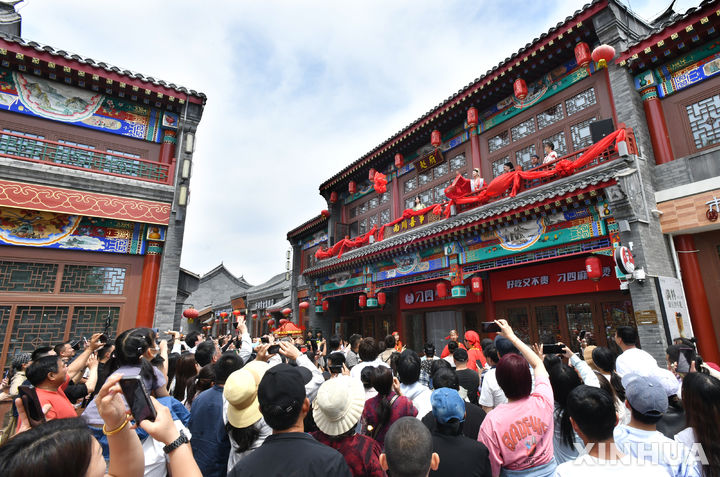 [창저우=신화/뉴시스] 중국 노동절 황금연휴(5월1~5일)를 맞아 많은 사람들이 나들이에 나서면서 주요 관광지, 기차역, 공항 등 곳곳이 인산인해를 이뤘다. 사진은 1일 허베이성 창저우의 유명 관광지인 난촨 옛거리에 많은 관광객들이 모여있는 모습. 2024.05.02 