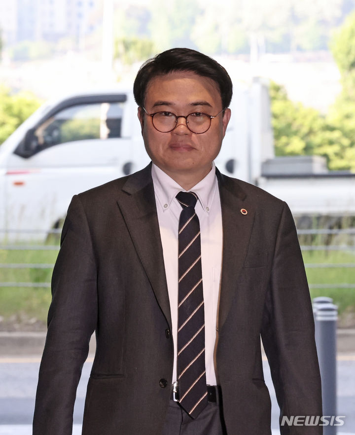 [서울=뉴시스] 김금보 기자 = 임현택 대한의사협회 회장이 2일 오전 서울 용산구 대한의사협회로 들어서고 있다. 2024.05.02. kgb@newsis.com