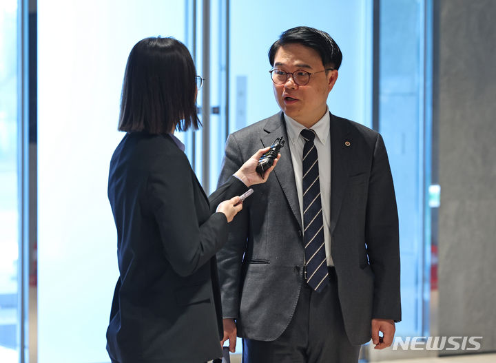 [서울=뉴시스] 김금보 기자 = 임현택 대한의사협회 회장이 2일 오전 서울 용산구 대한의사협회로 들어서며 취재진 질문에 답하고 있다. 2024.05.02. kgb@newsis.com