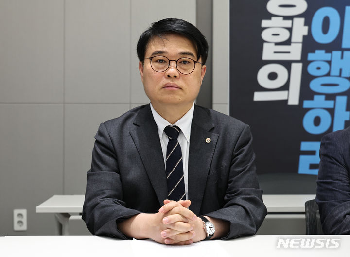 [서울=뉴시스] 김금보 기자 = 임현택 대한의사협회 회장이 2일 오전 서울 용산구 대한의사협회에서 열린 '대한의사협회 제42대 임현택 회장 취임식'에 참석해 있다. 2024.05.02. kgb@newsis.com