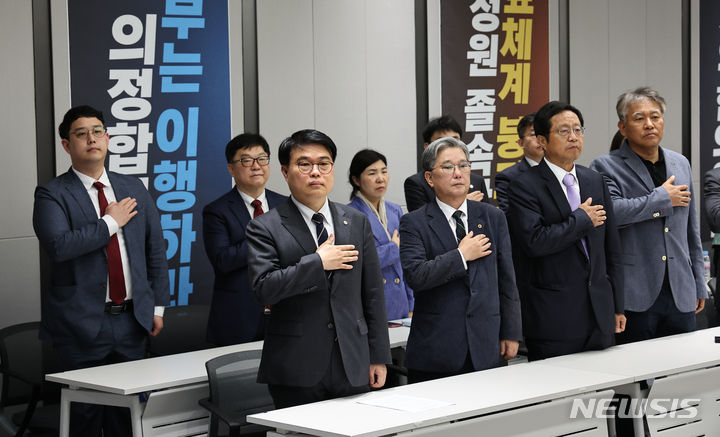 [서울=뉴시스] 김금보 기자 = 임현택(왼쪽) 대한의사협회 회장이 2일 오전 서울 용산구 대한의사협회에서 열린 '대한의사협회 제42대 임현택 회장 취임식'에서 국민의례를 하고 있다. 2024.05.02. kgb@newsis.com