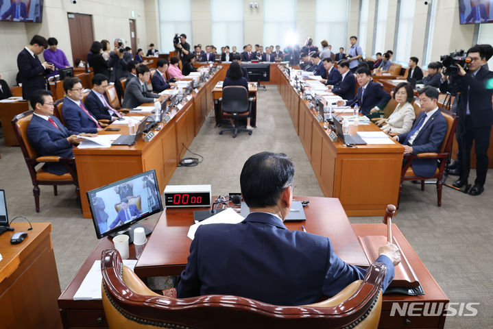 [서울=뉴시스] 권창회 기자 = 김교흥 국회 행정안전위원회 위원장이 2일 오전 10.29 이태원참사 피해자 권리보장과 진상규명 및 재발 방지를 위한 특별법안 등을 처리하는 국회 행정안전위원회 전체회의에서 의사봉을 두드리고 있다. 2024.05.02. kch0523@newsis.com