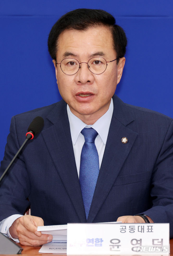 [서울=뉴시스] 윤영덕 더불어민주연합 공동대표가 2024년 5월2일 오전 서울 여의도 국회에서 열린 더불어민주당-더불어민주연합 합당 수임기관 합동회의에서 모두발언하고 있다. (사진=뉴시스 DB). photo@newsis.com 