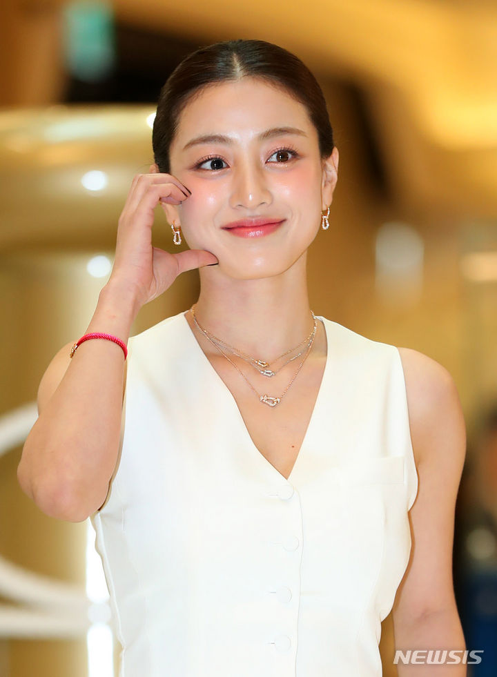 [서울=뉴시스] 김혜진 기자 = 그룹 트와이스 지효가 2일 오전 서울 송파구 롯데 에비뉴엘에서 열린 프레드 포스텐 크루즈 팝업스토어 오픈 행사에서 포즈를 취하고 있다. 2024.05.02. jini@newsis.com