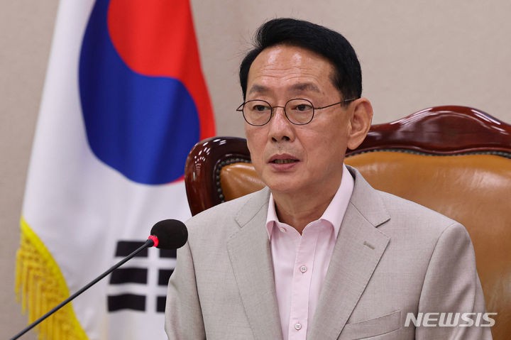 [서울=뉴시스] 권창회 기자 = 김도읍 국회 법제사법위원회 위원장이 2일 오전 서울 여의도 국회에서 열린 여·야 합의된 본회의 상정 안건에 대한 법제사법위원회 전체회의에서 발언하고 있다. 2024.05.02. kch0523@newsis.com