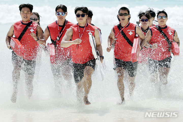 [용인=뉴시스] 최동준 기자 = 2일 경기 용인시 에버랜드 캐리비안 베이에서 수상안전요원(라이프가드)이 수상 인명구조 훈련을 하고 있다. 캐리비안 베이는 지난달 20일 야외 파도풀과 유수풀 등 주요 물놀이 시설을 시작으로 모든 실내외 물놀이 시설들을 순차 가동할 예정이다. 2024.05.02. photocdj@newsis.com