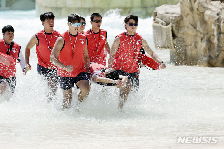 [용인=뉴시스] 최동준 기자 = 2일 경기 용인시 에버랜드 캐리비안 베이에서 수상안전요원(라이프가드)이 수상 인명구조 훈련을 하고 있다. 캐리비안 베이는 지난달 20일 야외 파도풀과 유수풀 등 주요 물놀이 시설을 시작으로 모든 실내외 물놀이 시설들을 순차 가동할 예정이다. 2024.05.02. photocdj@newsis.com