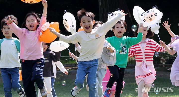 [서울=뉴시스] 추상철 기자 = 어린이날을 사흘 앞둔 2일 오전 서울 송파구 올림픽공원 한성백제 박물관 앞 지구촌공원에서 송파구청 어린이집 원생들이 비눗 방울 놀이를 하며 즐거운 시간을 보내고 있다. 2024.05.02. scchoo@newsis.com