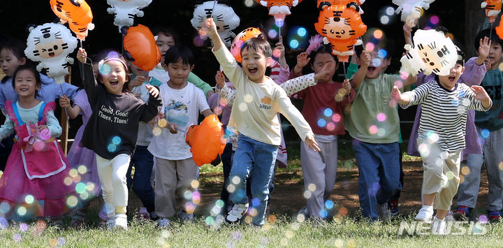 [서울=뉴시스] 추상철 기자 = 5일 초등교사노동조합이 지난 달 전국 초등 4~6학년 학생 7010명을 대상으로 실시한 '어린이날 기념 어린이 인식 설문조사' 결과에 따르면, 아이들이 학교 생활에서 가장 바라는 점 1위는 '서로 존중하고 학교폭력 없는 학교'(58%)였다. 사진은 어린이날을 사흘 앞둔 지난 2일 오전 서울 송파구 올림픽공원 한성백제 박물관 앞 지구촌공원에서 송파구청 어린이집 원생들이 비눗 방울 놀이를 하며 즐거운 시간을 보내고 있는 모습. 2024.05.02. scchoo@newsis.com