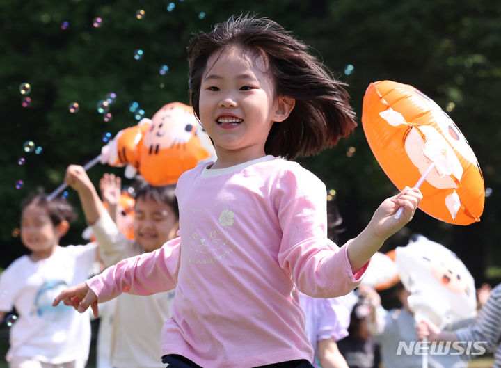 [서울=뉴시스] 추상철 기자 = 어린이날을 사흘 앞둔 2일 오전 서울 송파구 올림픽공원 한성백제 박물관 앞 지구촌공원에서 송파구청 어린이집 원생이 비눗 방울 놀이를 하며 즐거운 시간을 보내고 있다. 2024.05.02. scchoo@newsis.com