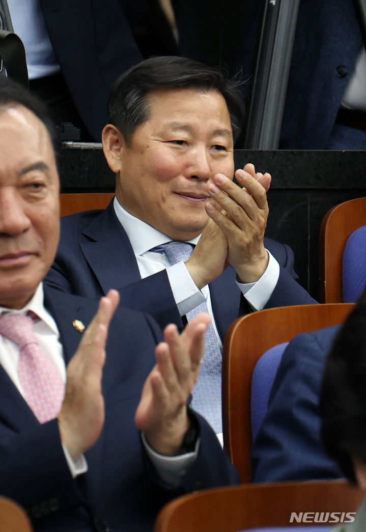 [서울=뉴시스] 고승민 기자 = 이철규 국민의힘 의원이 2일 서울 여의도 국회에서 열린 국민의힘 의원총회에서 박수를 치고 있다. 2024.05.02. kkssmm99@newsis.com