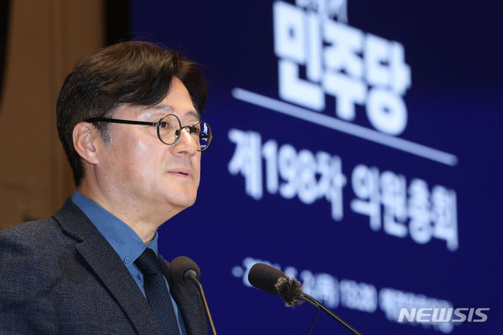 [서울=뉴시스] 권창회 기자 = 홍익표 더불어민주당 원내대표가 지난 2일 오후 서울 여의도 국회에서 열린 더불어민주당 제198차 의원총회에서 발언을 하고 있다. 2024.05.02. kch0523@newsis.com