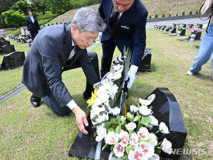 [광주=뉴시스] 박기웅 기자 = 고(故) 노태우 전 대통령의 장남 노재헌 동아시아문화센터 원장이 2일 오전 국립5·18민주묘지를 찾아 정동년 전 5·18기념재단 이사장의 묘소에 헌화하고 있다. 2024.05.02. photo@newsis.com