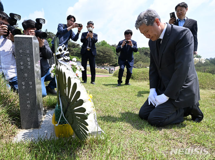 [광주=뉴시스] 박기웅 기자 = 고(故) 노태우 전 대통령의 장남 노재헌 동아시아문화센터장이 2일 오전 국립5·18민주묘지 김형영 열사 묘역에서 참배하고 있다. 2024.05.02. photo@newsis.com