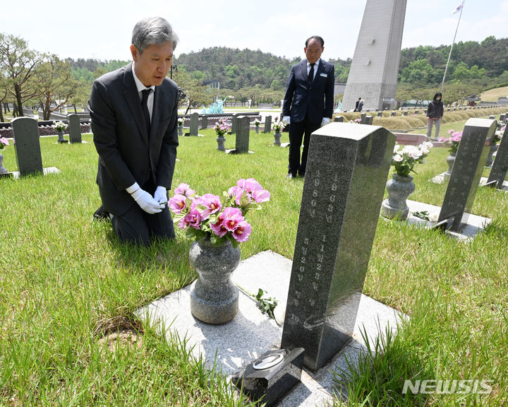 [광주=뉴시스] 박기웅 기자 = 고(故) 노태우 전 대통령의 장남 노재헌 동아시아문화센터장이 2일 오전 국립5·18민주묘지 행방불명자 묘역에서 5월 영령에 참배하고 있다. 2024.05.02. photo@newsis.com