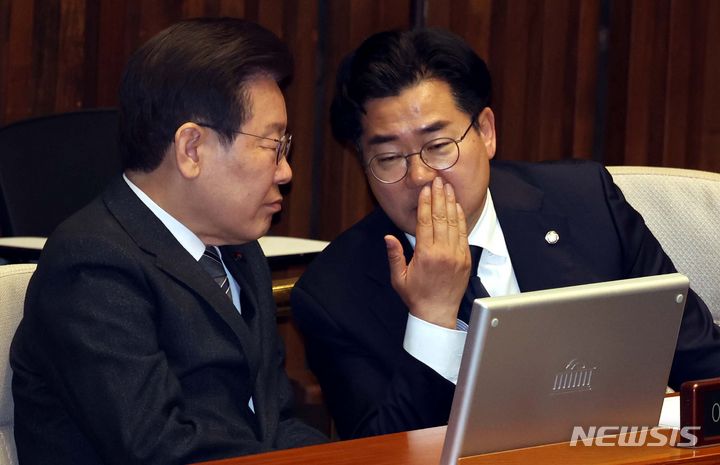 [서울=뉴시스] 조성봉 기자= 이재명 더불어민주당 대표와 박찬대 의원이 2일 오후 서울 여의도 국회에서 열린 제414회 국회(임시회) 제1차 본회의에서 대화를 나누고 있다. 2024.05.02. suncho21@newsis.com