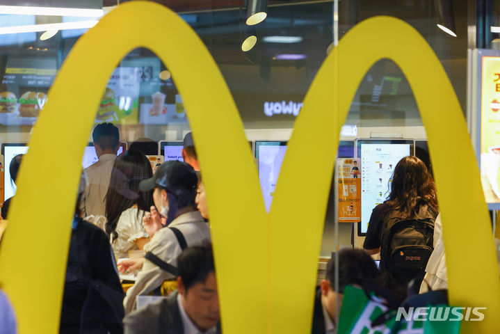 [서울=뉴시스] 황준선 기자 = 2일 서울 시내 한 맥도날드 매장에서 이용객들이 식사를 하고 있다. 맥도날드는 이날부터 메뉴 가격을 100~400원씩 평균 2.8% 인상했다. 2024.05.02. hwang@newsis.com