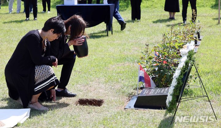 [부산=뉴시스] 하경민 기자 = 6·25전쟁 때 유엔군으로 참전한 고(故) 퍼디난드 티타렙타(네덜란드)씨의 유해 안장식이 열린 2일 오후 부산 남구 유엔기념공원 참전용사묘역에서 유가족이 고인의 유해를 안장하고 있다. 퍼디난드 티타렙타씨의 안장으로 유엔기념공원에는 총 27명의 참전용사가 사후 안장됐으며, 이 곳에 잠든 6·25전쟁 유엔군 참전용사는 총 13개국 2328명으로 늘어났다. 2024.05.02. yulnetphoto@newsis.com