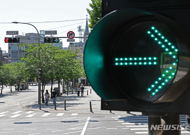 [서울=뉴시스] 김금보 기자 = 2일 서울 서대문구 명물거리삼거리에 우회전 신호등이 운영되고 있다. 2024.05.02. kgb@newsis.com