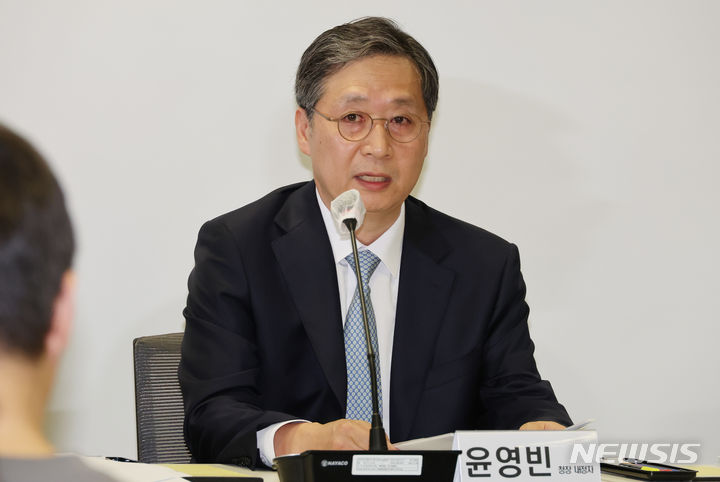 [서울=뉴시스] 김명원 기자 = 윤영빈 우주항공청장 내정자가 2일 서울 종로구 디지털플랫폼정부위원회에서 열린 신임 우주항공청장 기자단 차담회에 참석해 발언하고 있다. 2024.05.02. kmx1105@newsis.com