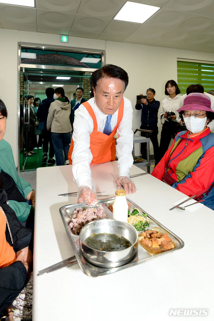 박동식 사천시장 부부, 앞치마 걸치고 장애인 급식봉사