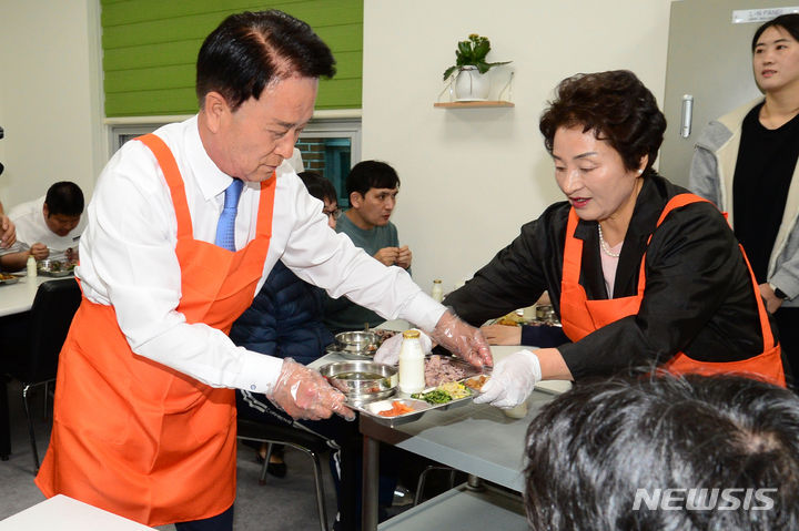 박동식 사천시장 부부, 앞치마 걸치고 장애인 급식봉사