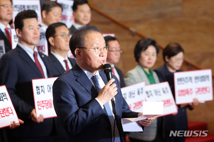 [서울=뉴시스] 권창회 기자 = 윤재옥 국민의힘 당대표 권한대행 겸 원내대표가 2일 서울 여의도 국회에서 열린 제414회 국회(임시회) 제1차 본회의를 마치고 '해병대 채상병 사망사건 수사외압 의혹 특별검사법'을 단독 처리한 더불어민주당을 규탄하고 있다. 2024.05.02. kch0523@newsis.com