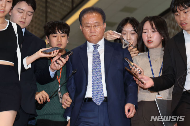 [서울=뉴시스] 권창회 기자 = 윤재옥 국민의힘 당대표 권한대행 겸 원내대표가 2일 서울 여의도 국회에서 열린 제414회 국회(임시회) 제1차 본회의에서 '해병대 채상병 사망사건 수사외압 의혹 특별검사법'이 상정되자 본회의장을 나서고 있다. 2024.05.02. kch0523@newsis.com
