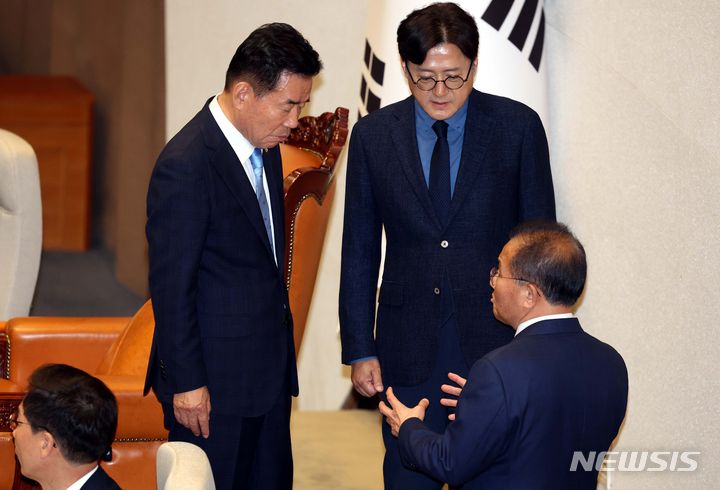 [서울=뉴시스] 조성봉 기자 = 김진표 국회의장이 2일 오후 서울 여의도 국회에서 열린 제414회 국회(임시회) 제1차 본회의에서 윤재옥 국민의힘 원내대표 겸 당대표 권한대행, 홍익표 더불어민주당 원내대표와 대화를 나누고 있다. 2024.05.02. suncho21@newsis.com