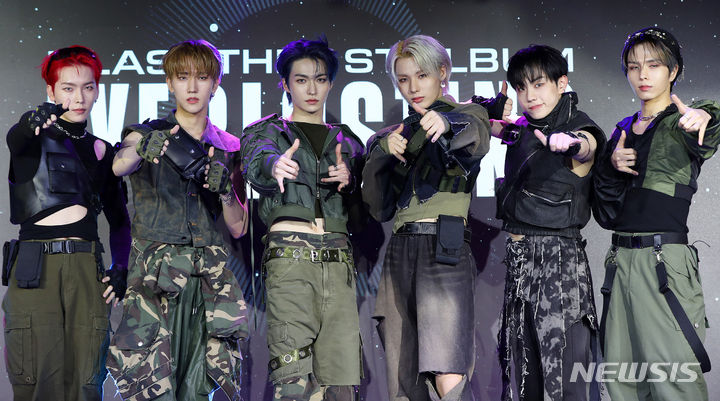 [서울=뉴시스] 김혜진 기자 = 그룹 엘라스트가 2일 오후 서울 마포구 ㅎㄷ카페에서 열린 첫 번재 정규앨범 '에버레스팅' 발매 기념 쇼케이스에서 포즈를 취하고 있다. 2024.05.02. jini@newsis.com