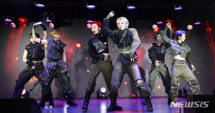 [서울=뉴시스] 김혜진 기자 = 그룹 엘라스트가 2일 오후 서울 마포구 ㅎㄷ카페에서 열린 첫 번재 정규앨범 '에버레스팅' 발매 기념 쇼케이스에서 무대를 선보이고 있다. 2024.05.02. jini@newsis.com