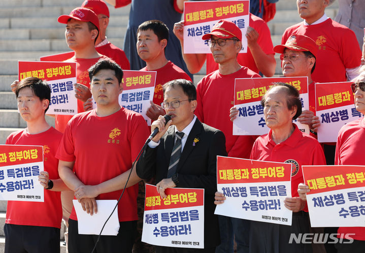 [서울=뉴시스] 고승민 기자 = 고(故) 채수근 해병대 상병 사망사건 외압 논란의 진상 규명을 위한 '채상병 특검법'이 국회 본회의를 통과한 2일 서울 여의도 국회 본청 계단에서 박주민 더불어민주당 의원이 발언하고 있다. 2024.05.02. kkssmm99@newsis.com