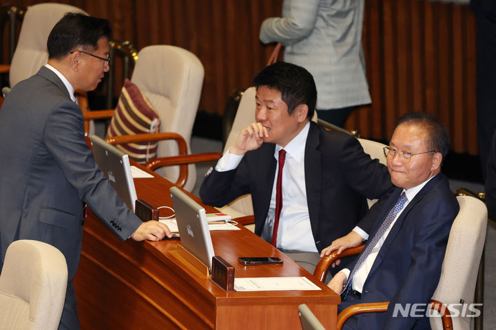 [서울=뉴시스] 조성우 기자 = 윤재옥(오른쪽) 국민의힘 원내대표 겸 당대표 권한대행이 지난 2일 오후 서울 여의도 국회에서 열린 제414회 국회(임시회) 제1차 본회의에에서  이양수(왼쪽) 원내수석부대표, 유의동 의원과 대화하고 있다. 2024.05.02. xconfind@newsis.com