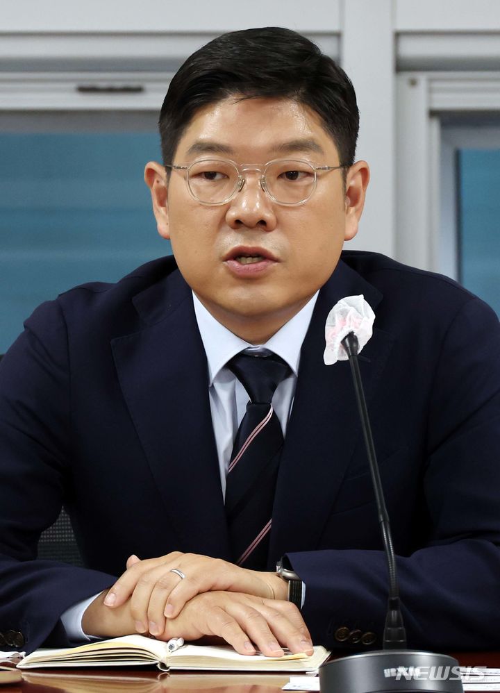 [서울=뉴시스] 조성봉 기자= 지난 2일 오후 서울 여의도 국회 의원회관 제1간담회의실에서 열린 첫목회 공부모임 및 내부회의에서 이재영 간사가 발언을 하고 있다. 첫목회는 제22대 총선에서 국민의힘 소속으로 출마했던 3040세대 인사들의 공부모임이다. 2024.05.02. suncho21@newsis.com