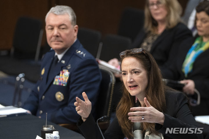 [워싱턴=AP/뉴시스] 2일(현지시각) 미국 상원 군사위원회에서 애브릴 헤인스 국가정보국(DNI) 국장(오른쪽)이 증언하고 있는 동안 국방부 산하 국방정보국(DIA)의 제프리 크루스 국장이 듣고 있다. 2024.05.03