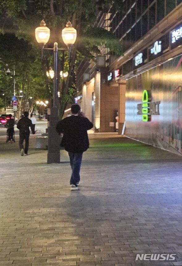 [서울=뉴시스]지난 1일 서울 강남구 도곡동 자택 인근에서 포착된 한동훈 전 국민의힘 비상대책위원장. (사진=엑스)