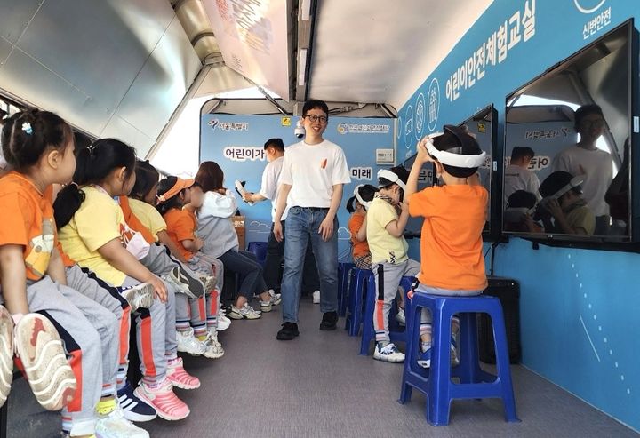 서울 여의도공원에서 열린 서울안전한마당 '교통안전 체험교육' VR 체험 모습 (사진=도로교통공단 제공)&nbsp; *재판매 및 DB 금지