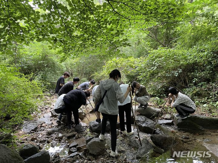 [용인=뉴시스] 숲체험 프로그램 중 물소리 듣기 체험(용인시 제공)