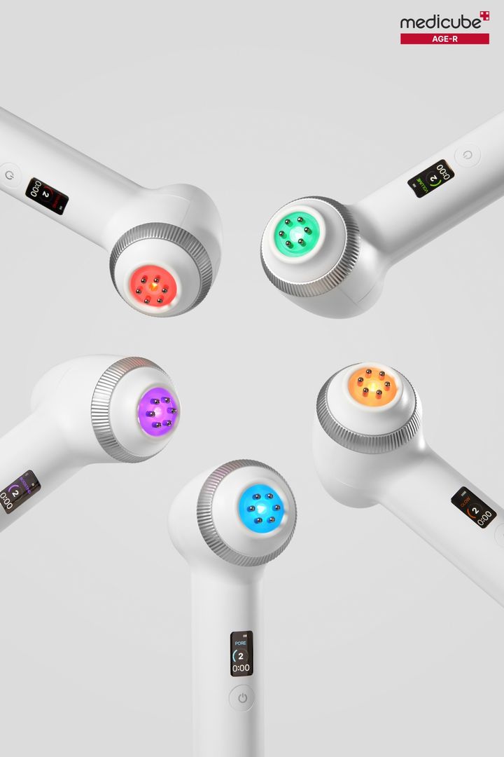 [서울=뉴시스] 글로벌 뷰티테크 기업 에이피알의 뷰티 디바이스 브랜드 '메디큐브 에이지알'이 국내 최초로 40.68MHz 고주파를 적용한 뷰티 디바이스 '울트라 튠 40.68'을 출시했다고 3일 밝혔다. (사진제공=에이피알) *재판매 및 DB 금지