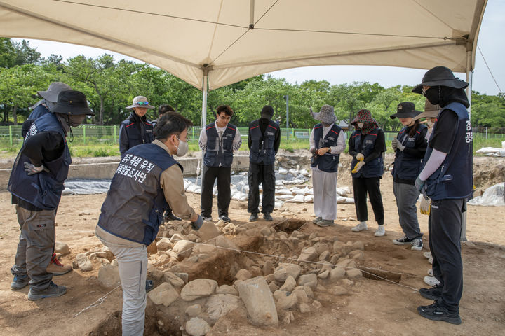 [서울=뉴시스] 2023년 경주 쪽샘지구 유적 공동발굴조사 모습 (‘사진=문화재청 제공) photo@newsis.com  *재판매 및 DB 금지