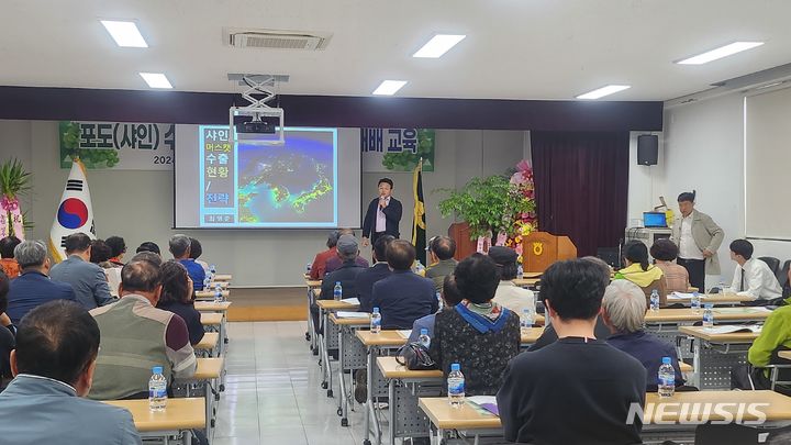 [세종=뉴시스]농촌진흥청은 국립농업과학원, 충청북도농업기술원 포도연구소, 시군 농업기술센터, 한국포도수출연합회㈜와 함께 오는 14일까지 총 5차례에 걸쳐 ‘대만 수출 포도 농약 안전성 교육’을 실시한다. 사진은 지난달 30일 열린 경주 교육의 모습.(사진=농진청 제공)