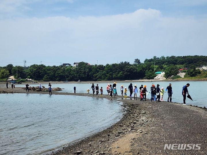 [창원=뉴시스]경남 사천시 비토마을 갯벌 체험.(사진=경남도 제공) 2024.05.03. photo@newsis.com