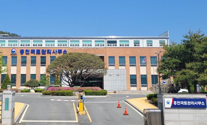 [홍천=뉴시스] 3일 홍천국토관리사무소는 관내 원주, 춘천, 홍천, 인제, 양구, 화천, 철원, 횡성 등 8개 노선 517.7km에 대하여 배수처리를 위한 퇴적 부유물 준설과 노후화 배수시설 개선 등 통수단면 확보공사를 추진한다고 밝혔다. 홍천국토관리사무소 제공. *재판매 및 DB 금지