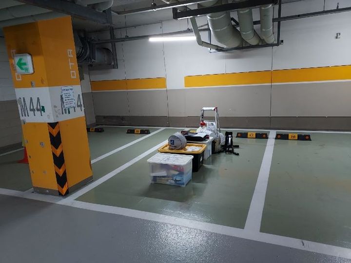 [서울=뉴시스] 한 오피스텔 지하 주차장에서 개인 주차 공간을 확보하기 위해 물건들을 늘어놓아 불편을 겪고 있다는 입주민의 사연이 공개됐다. (사진= 보배드림 캡처) *재판매 및 DB 금지