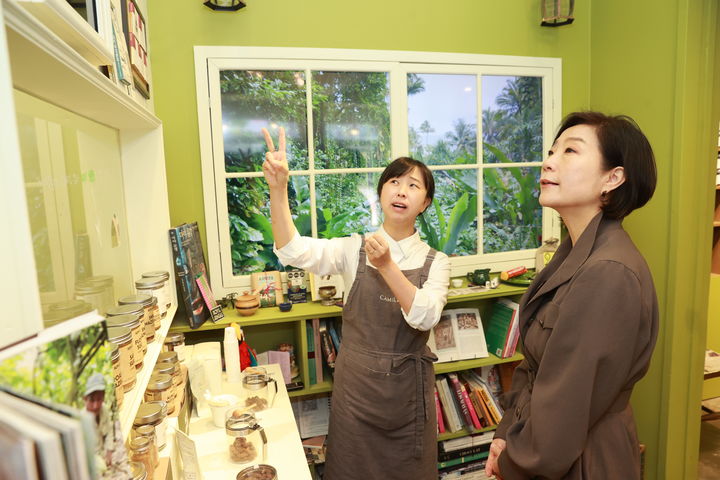 [서울=뉴시스]오영주(오른쪽) 중소벤처기업부 장관이 지난해 5월 3일 제주 구좌읍 세화리 모모마을 카카오패밀리를 찾아 공간을 둘러보고 있다.(사진=중기부 제공). 2024.05.03. *재판매 및 DB 금지